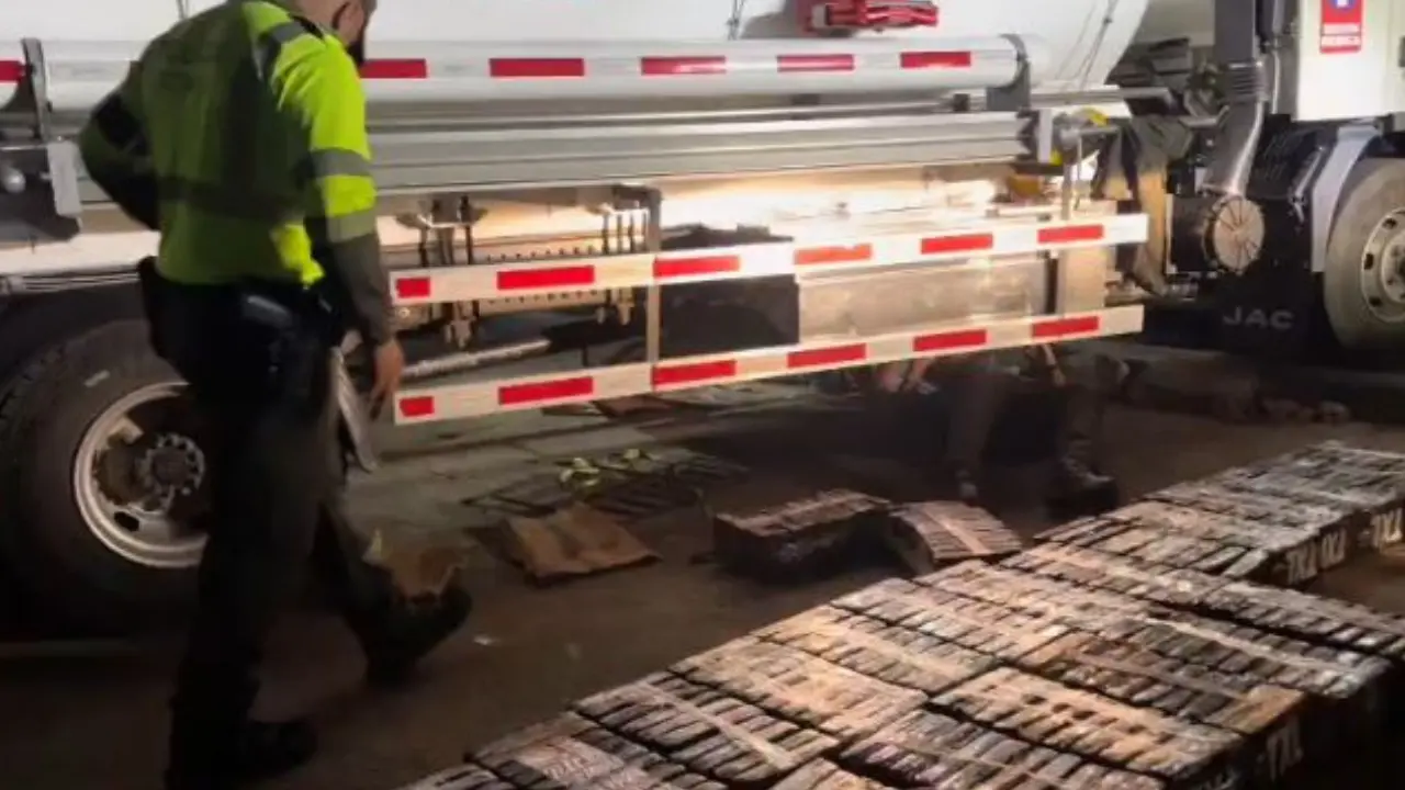 ¡Les dañaron el negocio! Incautan media tonelada de cocaína camuflada en un vehículo de carga 2 ¡Les dañaron el negocio! Incautan media tonelada de cocaína camuflada en un vehículo de carga