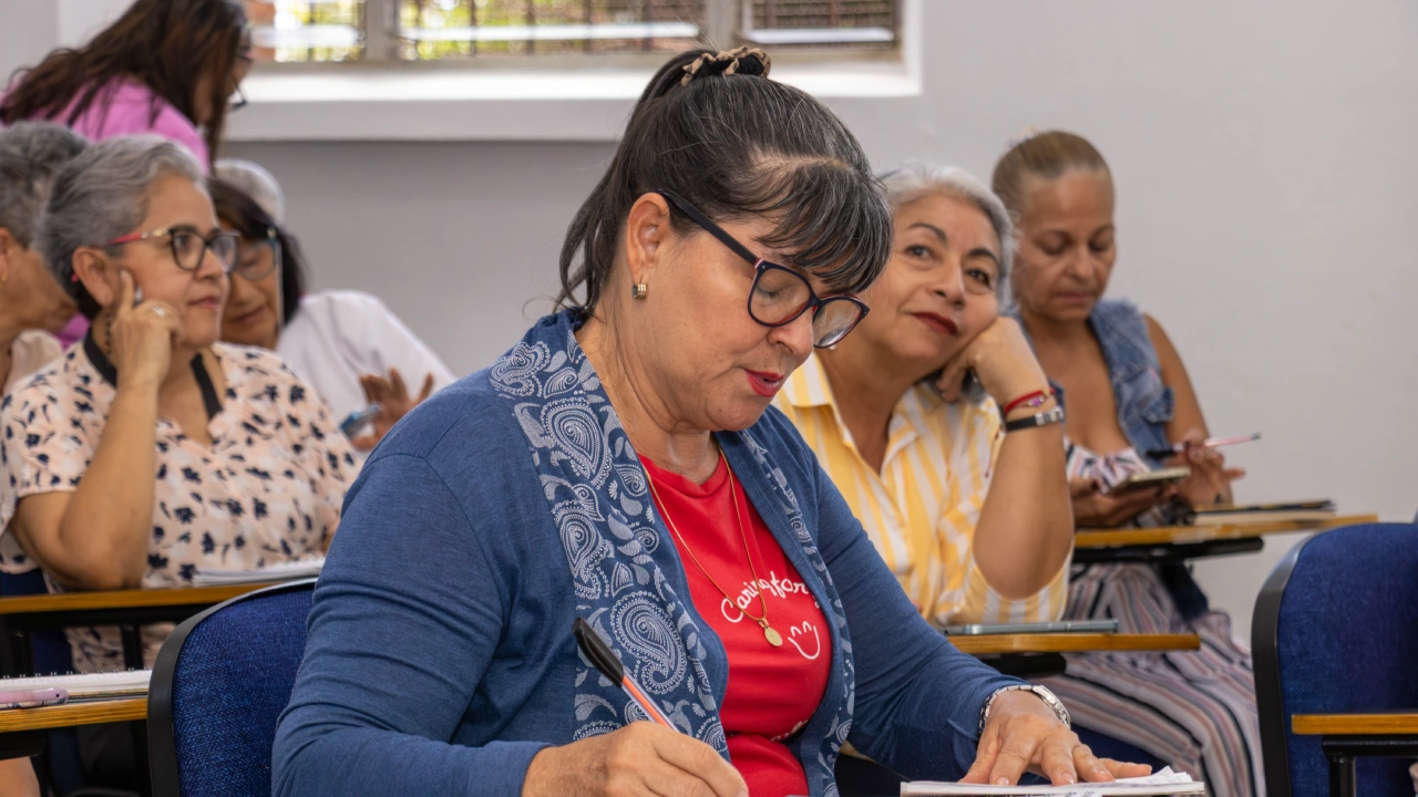 ¡Qué bonito! Bello arrancó proyecto con 38 personas mayores que iniciaron sus estudios universitarios gratis 1 2 38 personas mayores inician gratis sus estudios universitarios en Bello