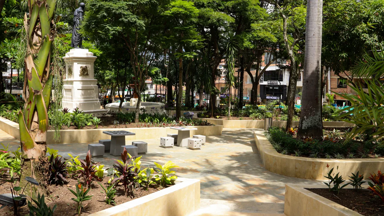 El ‘corazón’ de Copacabana vuelve a latir: entregan la histórica renovación de su Parque Principal tras 40 años 2 2 El corazón de Copacabana vuelve a latir entregan la histórica renovación de su Parque Principal tras 40 años