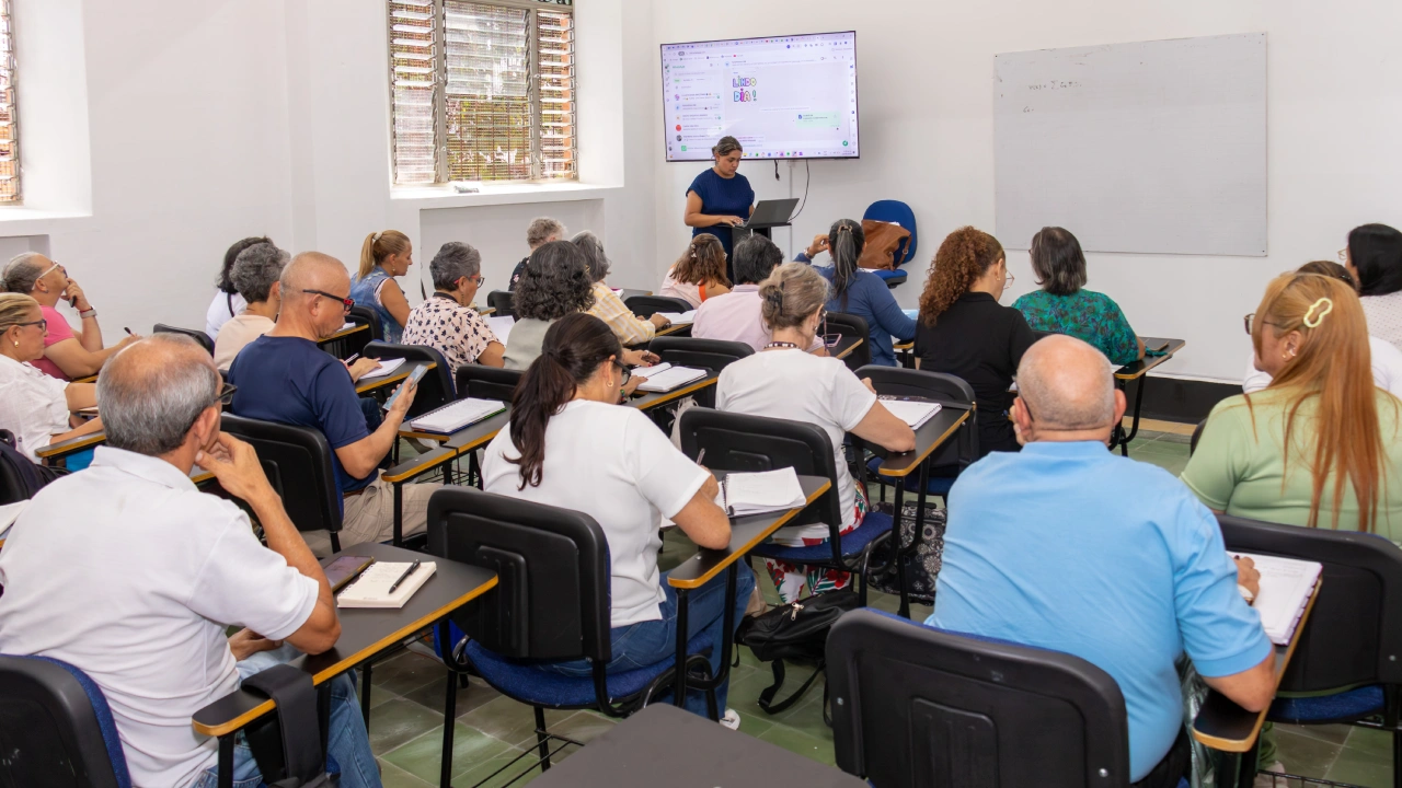 ¡Qué bonito! Bello arrancó proyecto con 38 personas mayores que iniciaron sus estudios universitarios gratis 2 3 38 personas mayores inician gratis sus estudios universitarios en Bello