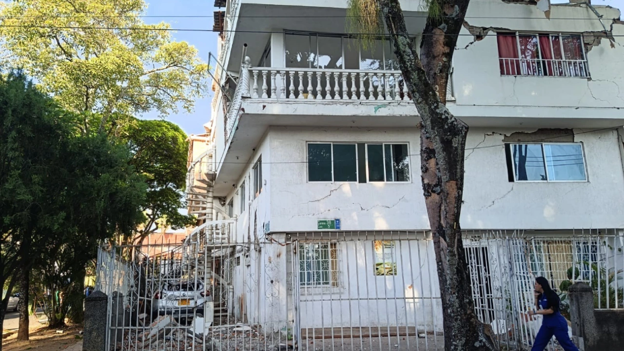 Cali vivió los destrozos del temblor: varios edificios presentan grietas y hay riesgo de caídas 2 3 Cali