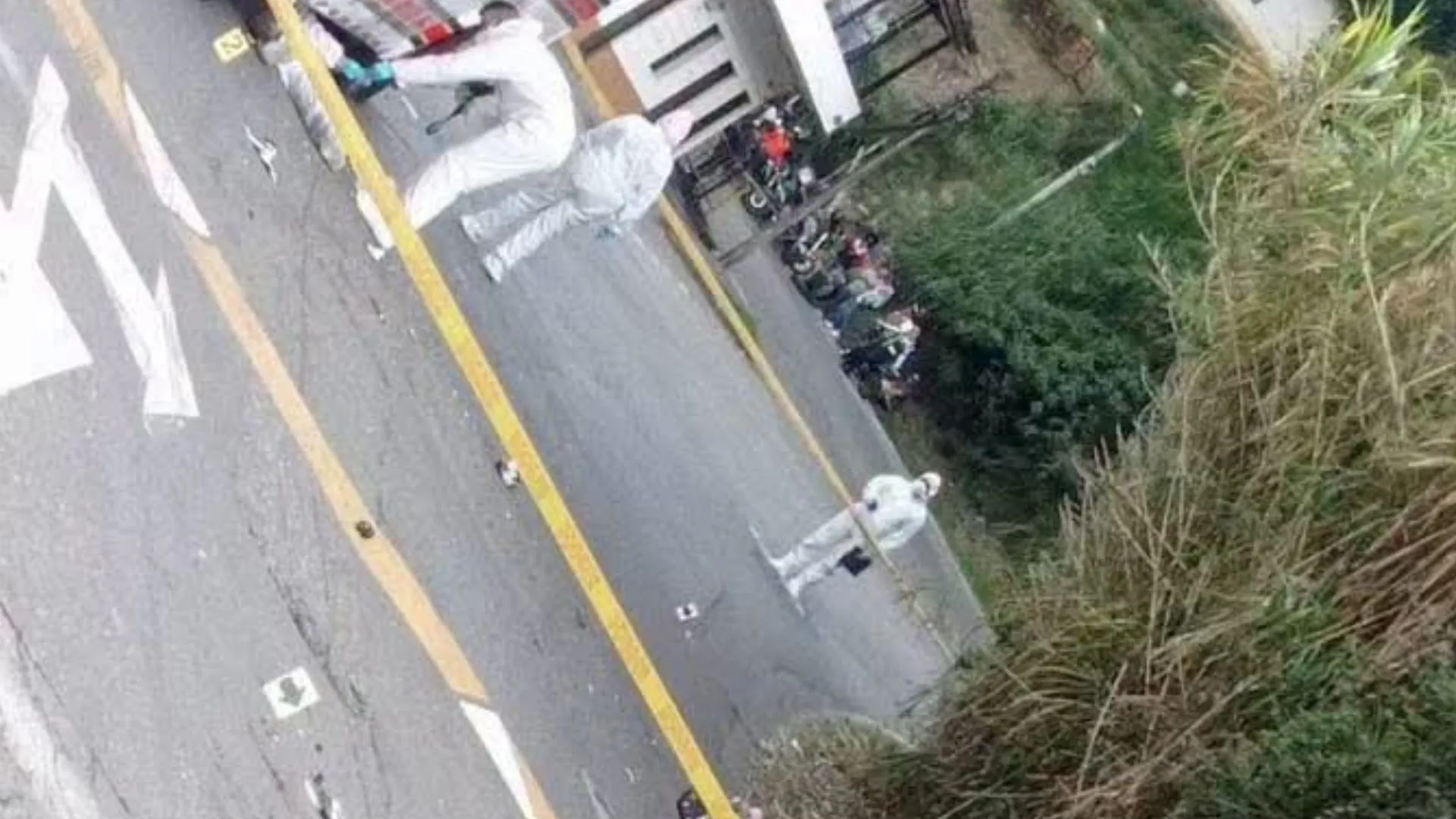 ¡Fuerte accidente en San Cristóbal! Choque entre bus y moto deja una víctima fatal 4 ¡Fuerte accidente en San Cristóbal! Choque entre bus y moto deja una víctima fatal