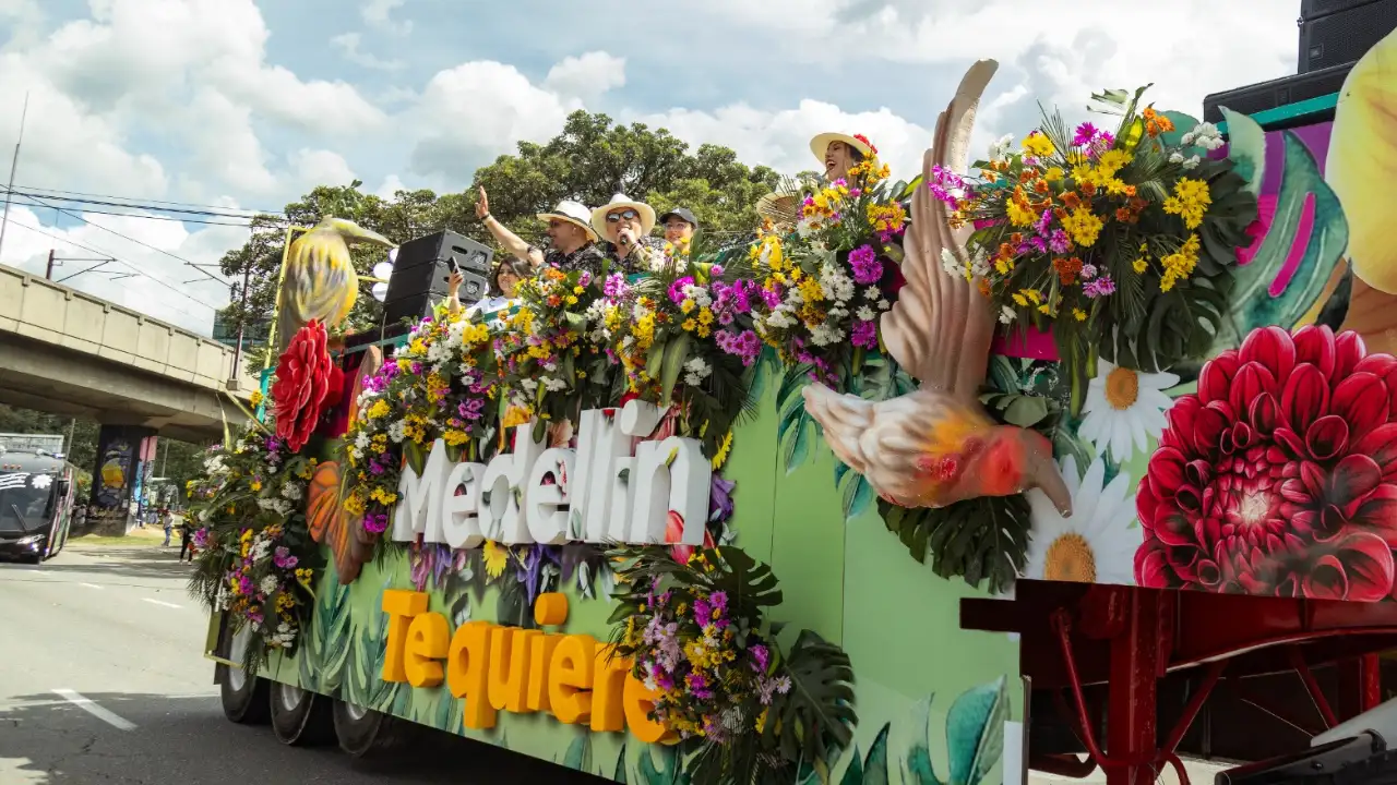¡La Feria de las Flores se toma las calles! Más de 26 carrozas llenarán de música y color la Avenida Primavera 1 ¡La Feria de las Flores se toma las calles! Más de 26 carrozas llenarán de música y color la Avenida Primavera