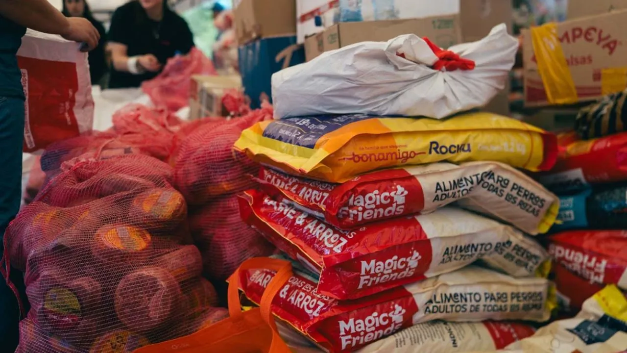 ¡Medellín se puso la camiseta! Superconcierto dejó $6.000 millones y toneladas de ayudas para damnificados 3 ¡Medellín se puso la camiseta! Superconcierto dejó $6.000 millones y toneladas de ayudas para damnificados