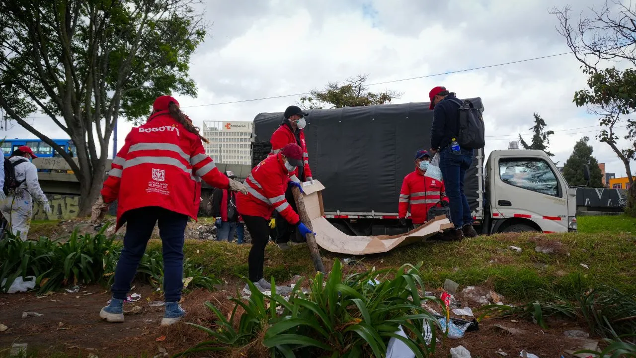 ¡Cambio total en la Calle 72! Retiran siete cambuches y toneladas de residuos en Bogotá 2 ¡Cambio total en la Calle 72! Retiran siete cambuches y toneladas de residuos en Bogotá