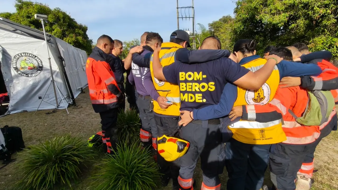 Bomberos de Medellín llegan a Pereira con seis toneladas de equipos para buscar sobrevivientes