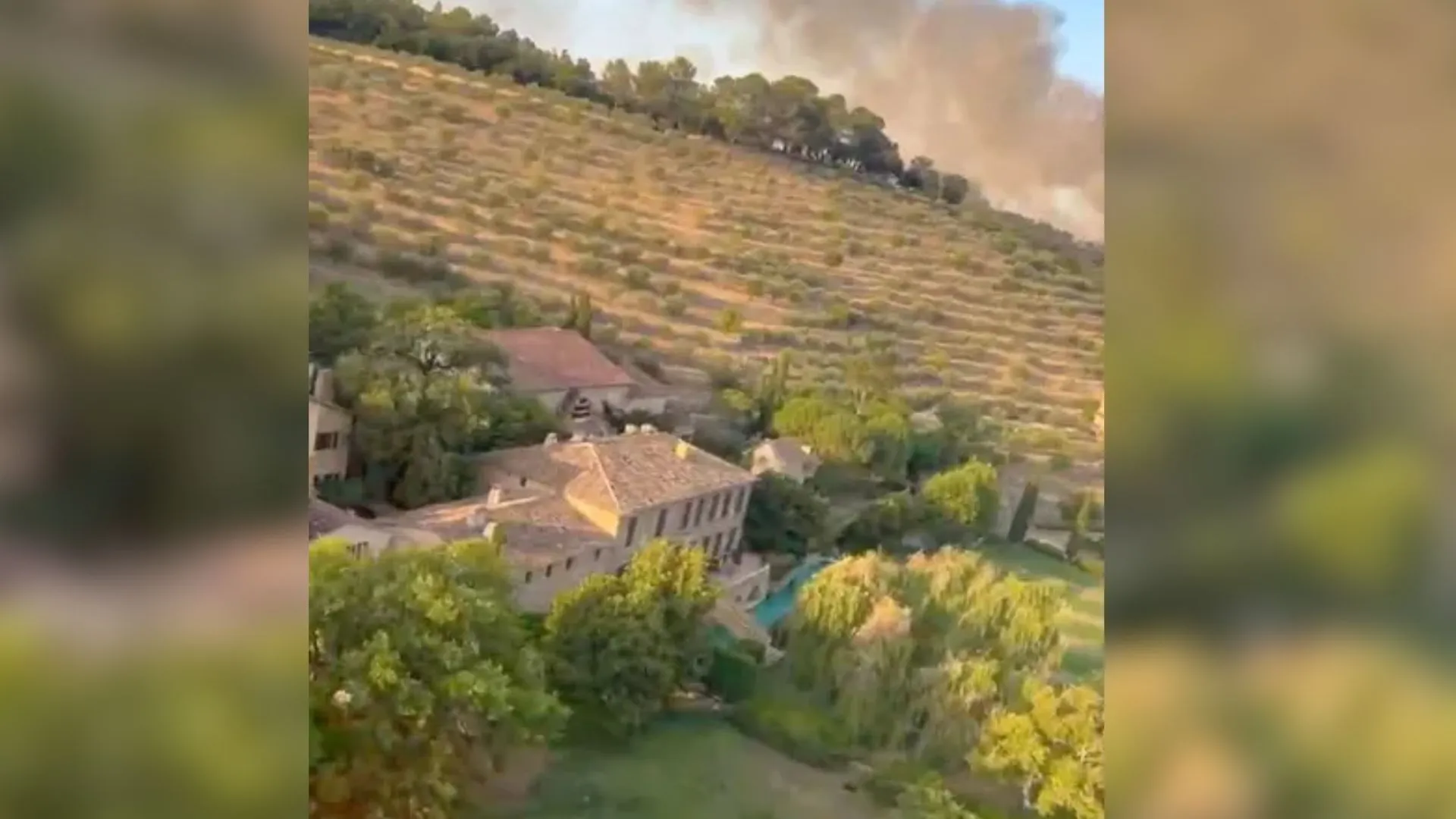 ¡Alerta en Francia! Ola de incendios forestales mantiene bajo vigilancia el viñedo de Brad Pitt y Angelina Jolie 2 ¡Alerta en Francia! Ola de incendios forestales mantiene bajo vigilancia el viñedo de Brad Pitt y Angelina Jolie