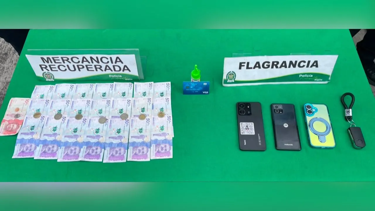 ¡Ojo con los cajeros! Cayó pareja señalada de usar un insólito método para robar a un adulto mayor en Bogotá 3 ¡Ojo con los cajeros! Cayó pareja señalada de usar un insólito método para robar a un adulto mayor en Bogotá