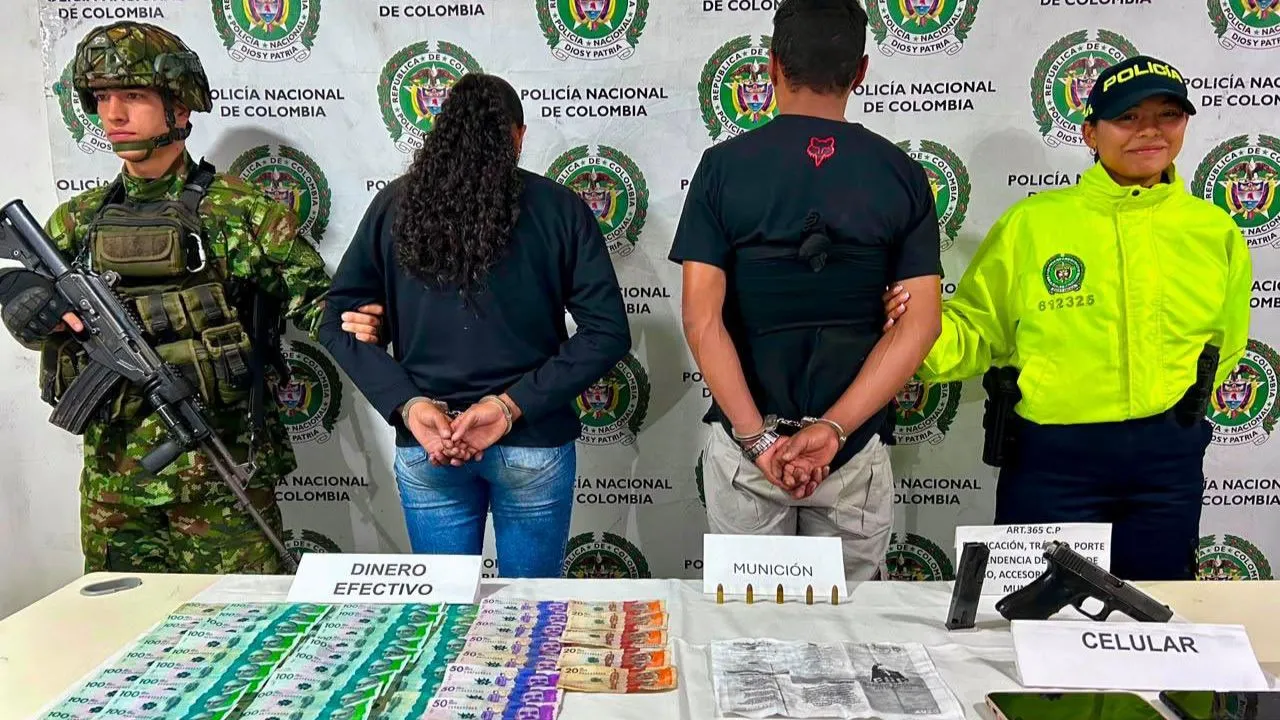 ¡Cayeron con plata y un arma! Capturan a dos presuntos integrantes del Clan del Golfo en Antioquia