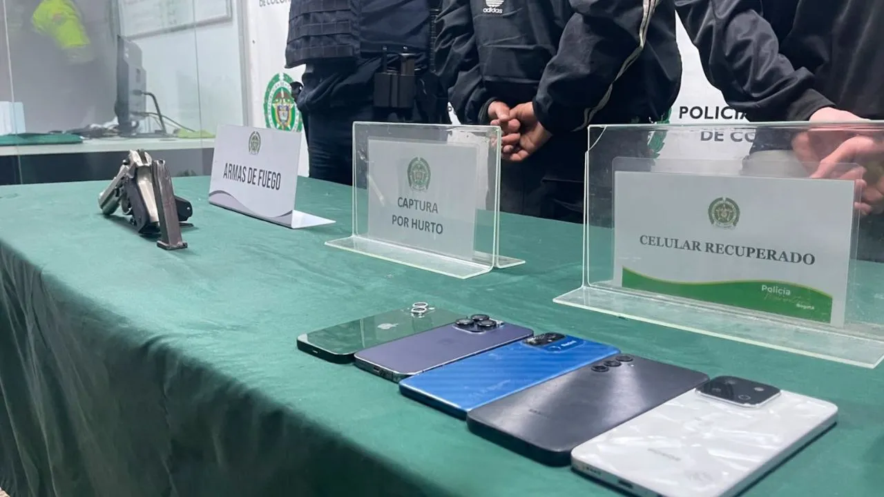 ¡Iban en bicitaxi robando en Bosa! Capturan a dos hombres con cinco celulares reportados por hurto 2 ¡Iban en bicitaxi robando en Bosa! Capturan a dos hombres con cinco celulares reportados por hurto