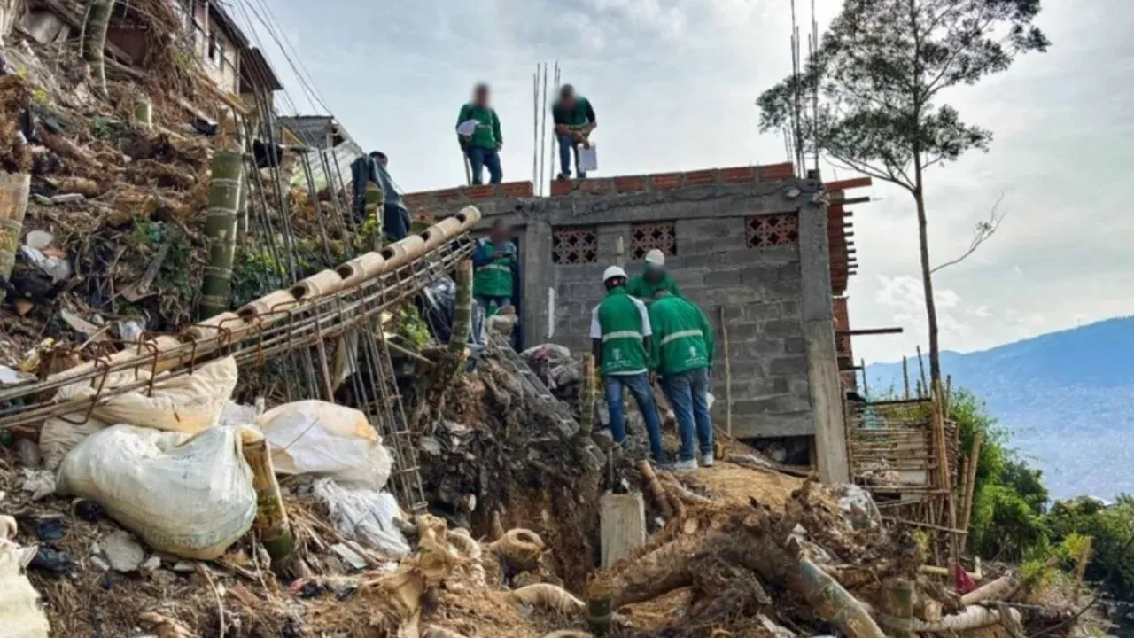 ¡Alerta por construcciones sin licencia! Suspenden 7 obras en zona de protección ambiental de Medellín