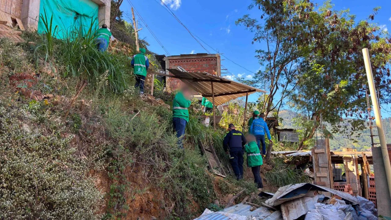 Entre quebradas, zonas protegidas y riesgo de deslizamiento: frenan seis construcciones en Villatina