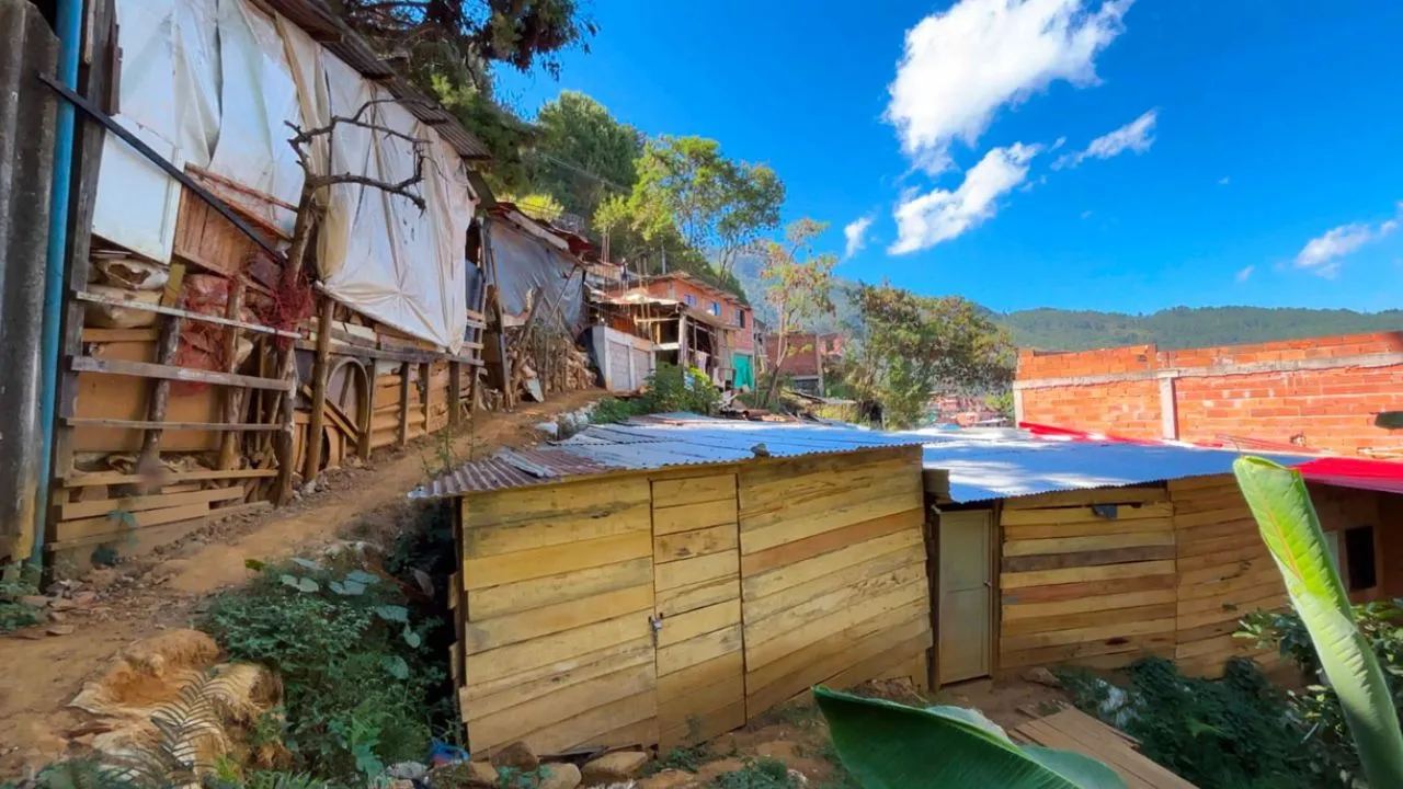 Entre quebradas, zonas protegidas y riesgo de deslizamiento: frenan seis construcciones en Villatina 4 Entre quebradas, zonas protegidas y riesgo de deslizamiento: frenan seis construcciones en Villatina