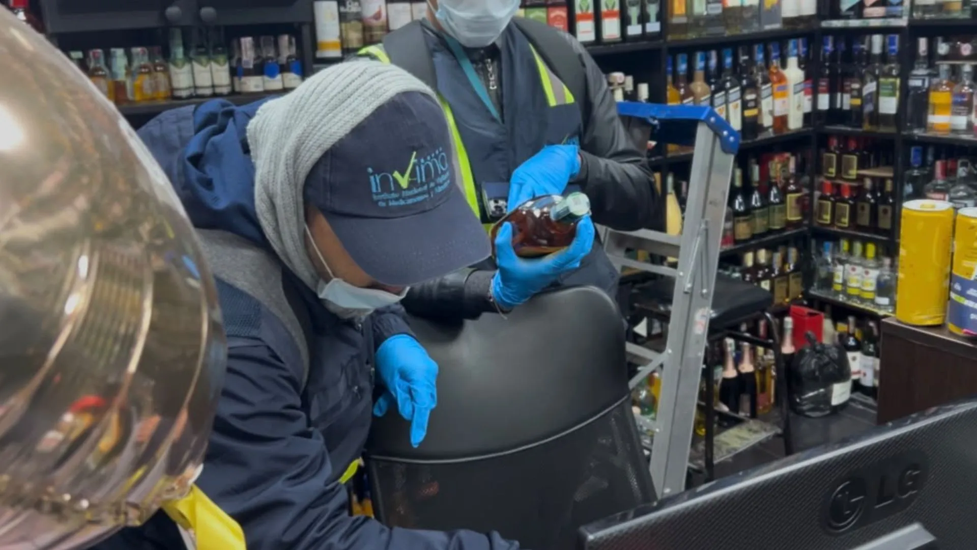 Megaoperativo en el centro de Bogotá: incautan mercancía de contrabando por $1.400 millones 3 Megaoperativo en el centro de Bogotá: incautan mercancía de contrabando por $1.400 millones