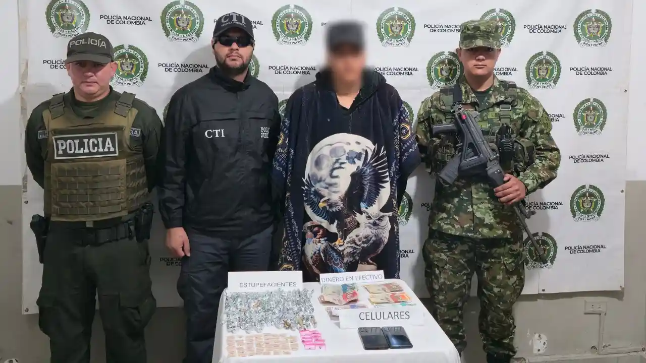 ¡Cayó 'El Cabezón'! Cámaras de seguridad lo pillaron vendiendo droga y extorsionando a campesinos en Antioquia 2 ¡Cayó 'El Cabezón'! Cámaras de seguridad lo pillaron vendiendo droga y extorsionando a campesinos en Antioquia