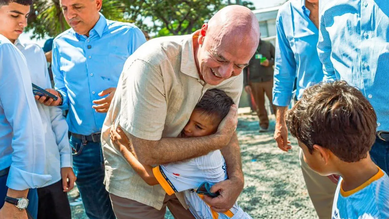 ¡Infantino se puso la camiseta! Presidente de la FIFA llegó a Cali y compartió con jóvenes futbolistas