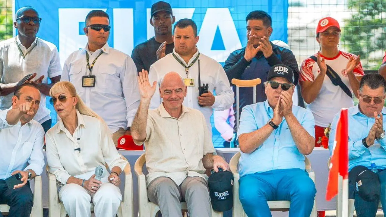¡Infantino se puso la camiseta! Presidente de la FIFA llegó a Cali y compartió con jóvenes futbolistas 2 ¡Infantino se puso la camiseta! Presidente de la FIFA llegó a Cali y compartió con jóvenes futbolistas