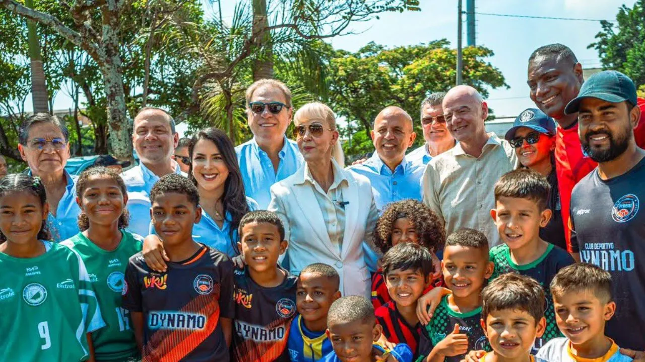 ¡Infantino se puso la camiseta! Presidente de la FIFA llegó a Cali y compartió con jóvenes futbolistas 3 ¡Infantino se puso la camiseta! Presidente de la FIFA llegó a Cali y compartió con jóvenes futbolistas