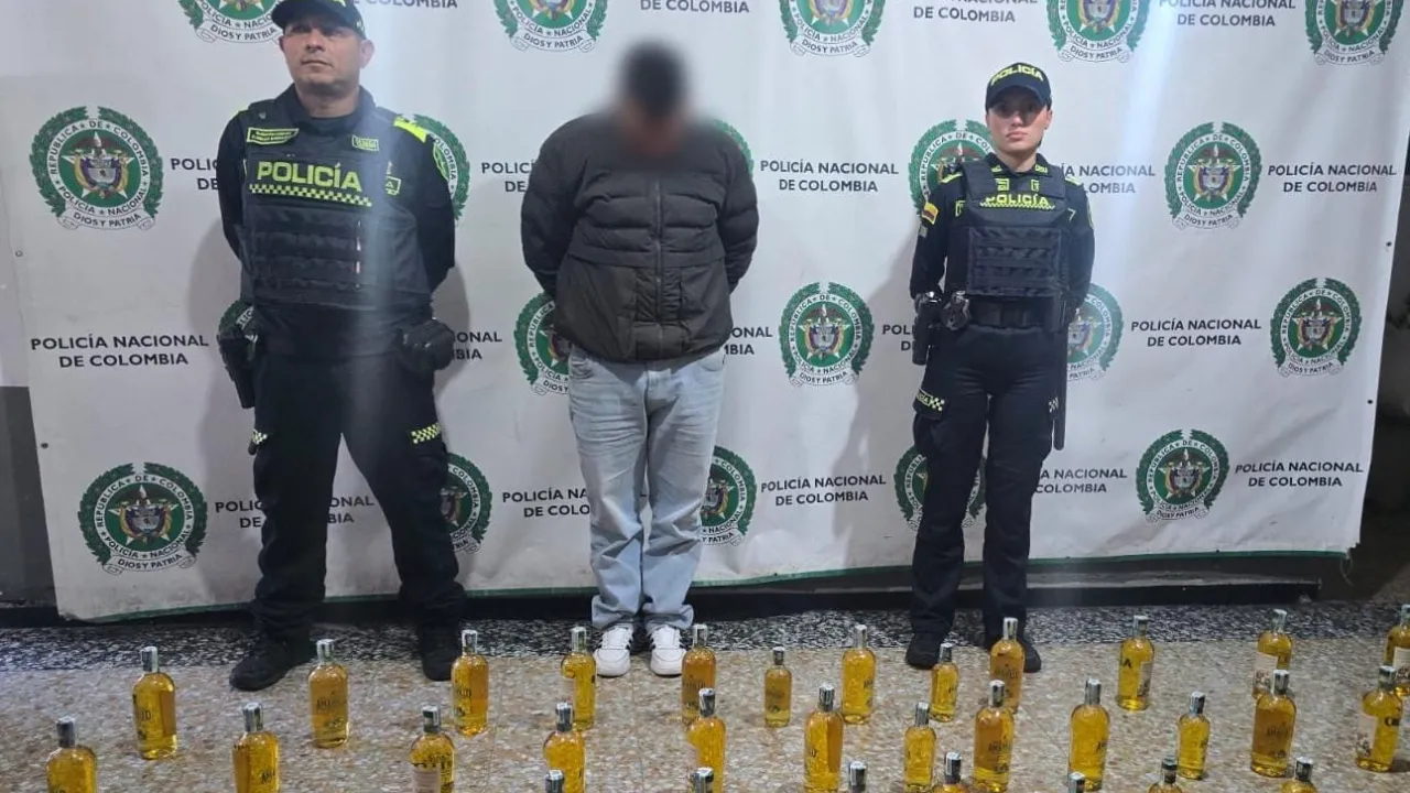 ¡Iban directo al mercado! Capturan a hombre con 48 botellas de licor adulterado en Bogotá