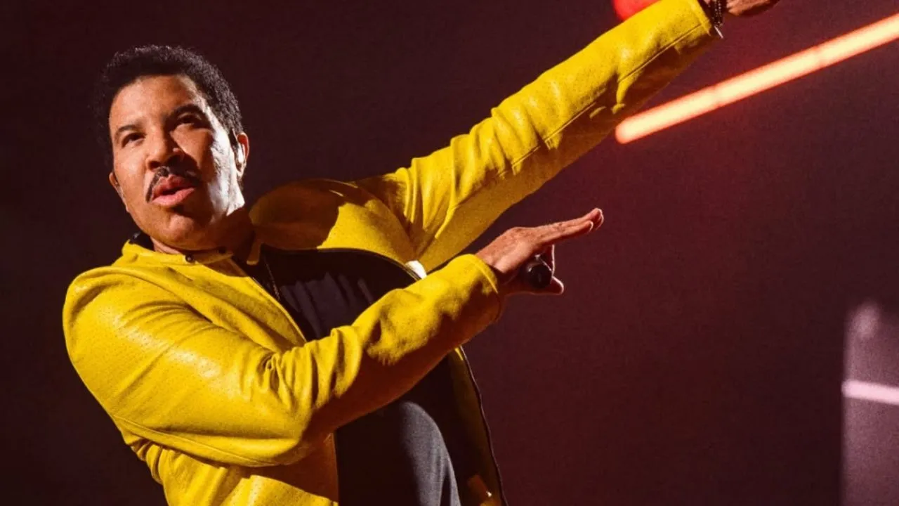 ¡Preocupación por Lionel Richie! El cantante fue hospitalizado y permanece en UCI tras dar un concierto