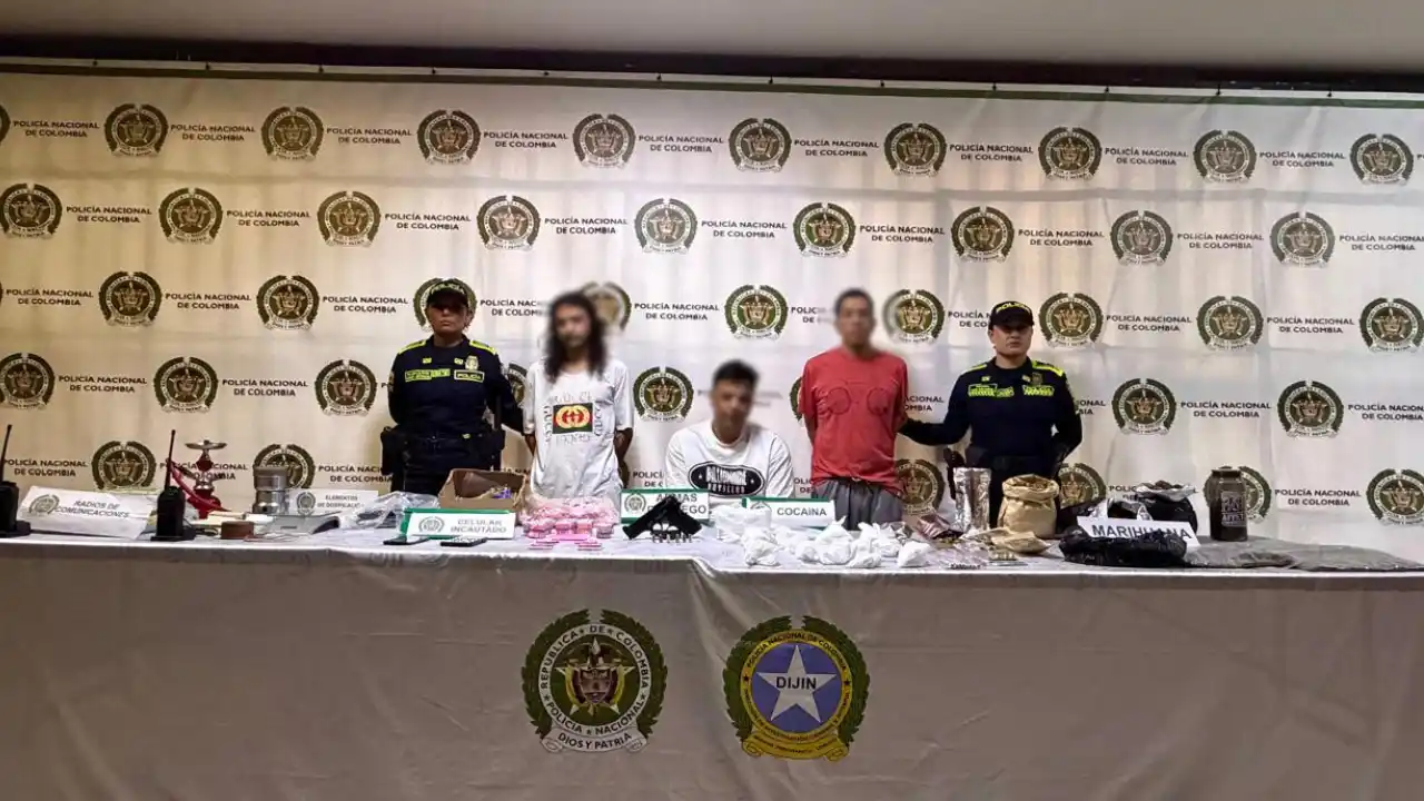 Caen tres de 'Los Amarillos' que se hacían la plata vendiendo drogas en parques y cerca a colegios de Medellín 1 Caen tres de 'Los Amarillos' que se hacían la plata vendiendo drogas en parques y cerca a colegios de Medellín