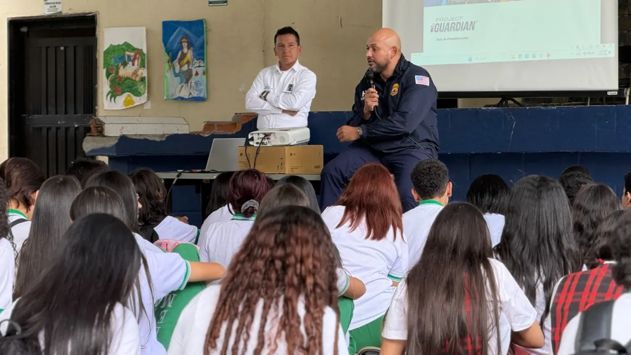¡Ojo con los peligros en internet! 5 mil niños de Medellín aprendieron sobre riesgos digitales 3 ¡Ojo con los peligros en internet! 5 mil niños de Medellín aprendieron sobre riesgos digitales