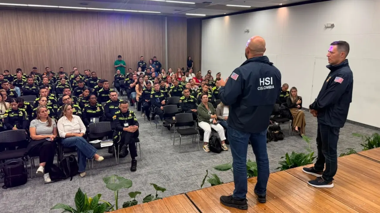 ¡Ojo con los peligros en internet! 5 mil niños de Medellín aprendieron sobre riesgos digitales 2 ¡Ojo con los peligros en internet! 5 mil niños de Medellín aprendieron sobre riesgos digitales