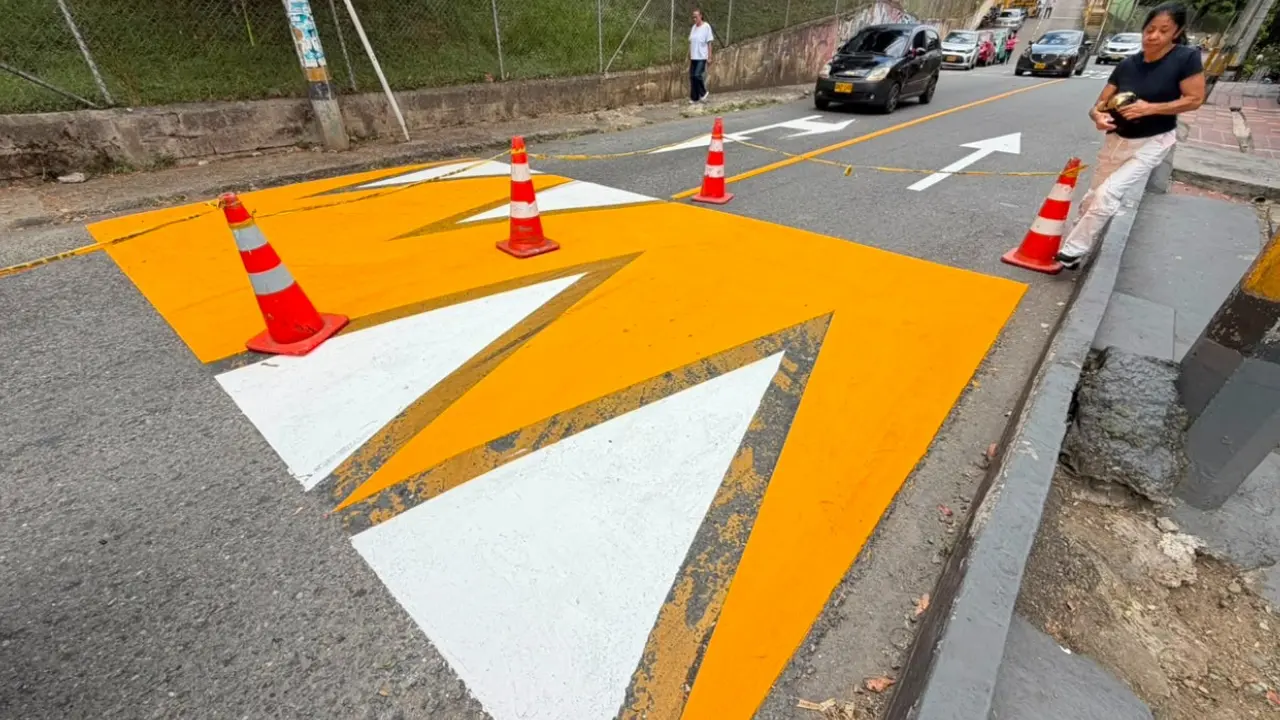 Conductores, pilas: Medellín cambia el sentido de 19 vías y estrena semáforos 1 Conductores, pilas: Medellín cambia el sentido de 19 vías y estrena semáforos