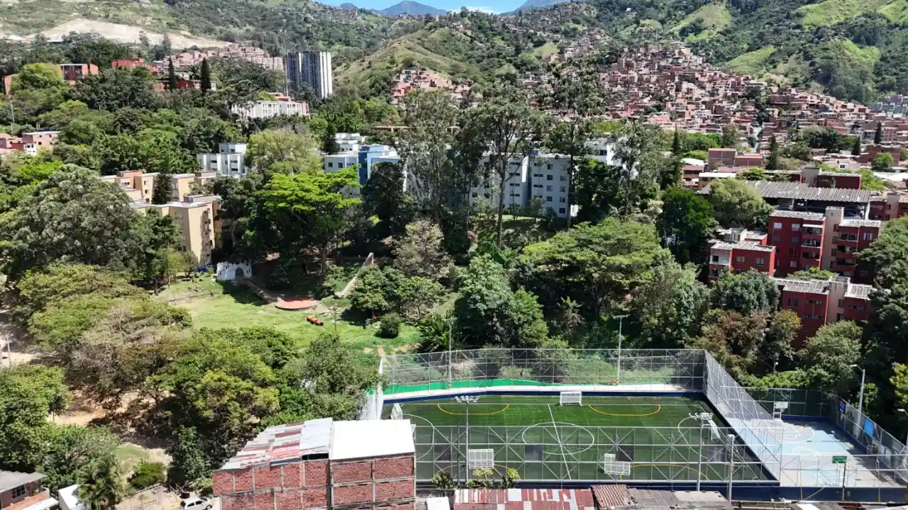 ¡Tremendo golazo para el barrio! Las canchas sintéticas que reemplazaron a la vieja arenilla en Medellín 3 Siete canchas de Medellín que eran en arenilla hoy son de grama sintética