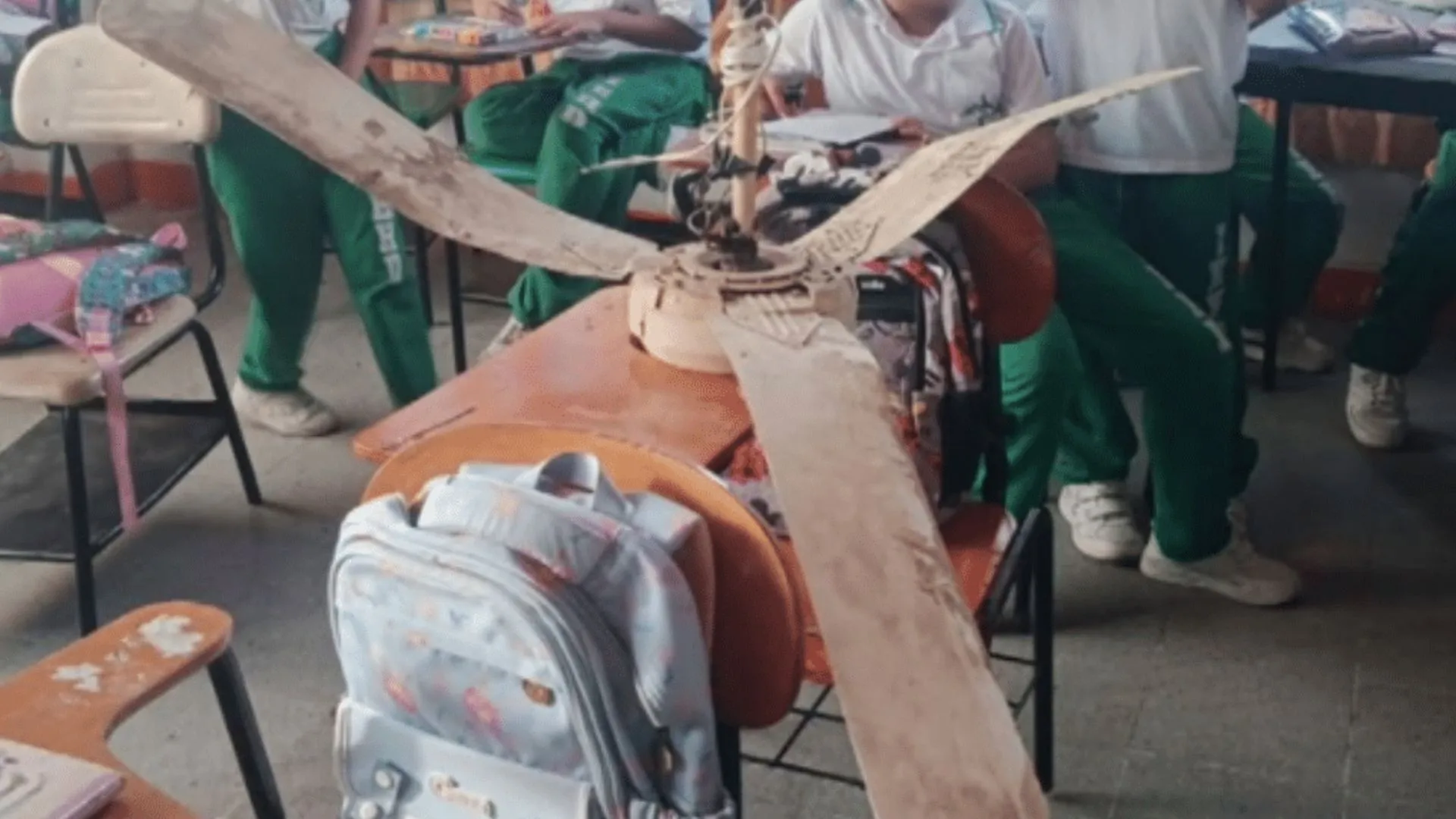¡Pánico en pleno salón! Ventilador cayó del techo y dejó dos estudiantes heridos en Puerto Triunfo