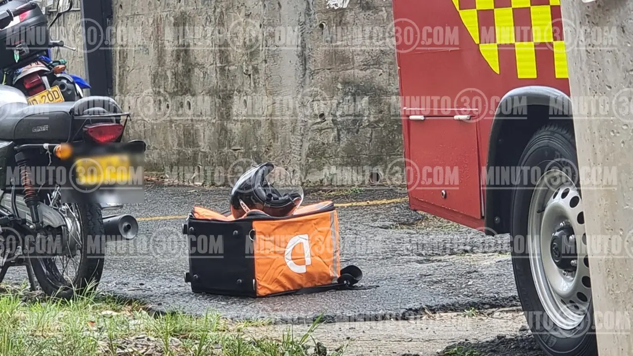 ¡Vuelve y juega! Caos, resbalones y un accidente en la Loma de San José tras las fuertes lluvias en Sabaneta 1 Un motociclista sufrió una fuerte caída en la Loma de San José y bomberos debieron atenderlo