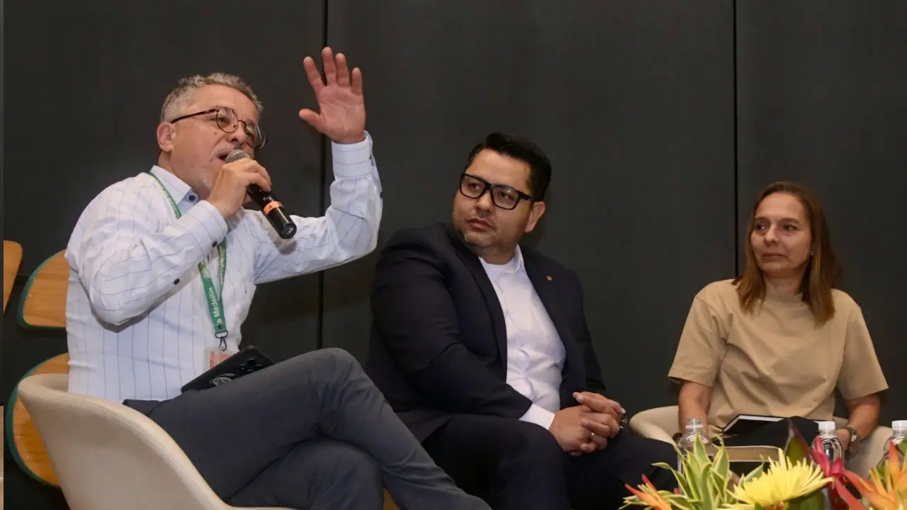 Participación y nuevos currículos: las apuestas para transformar la educación en Medellín 1 Participación y nuevos currículos: las apuestas para transformar la educación en Medellín