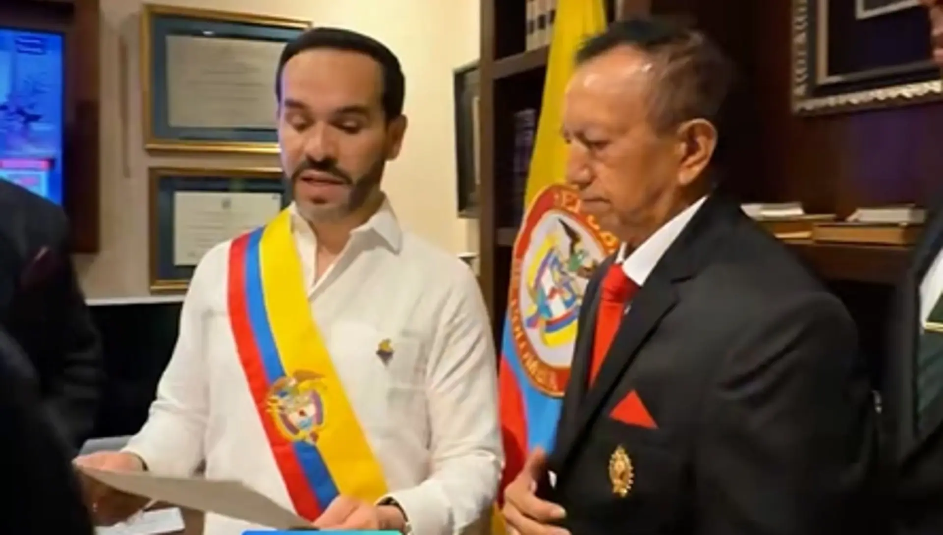 ¡Un honor profundo! Abelardo De La Espriella recibe la banda presidencial de manos de veteranos y reservistas 3 banda2