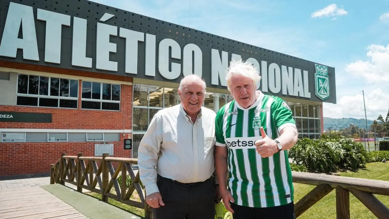 ¡Visita de lujo en Guarne! Boris Johnson, ex primer ministro británico, se puso la camiseta de Atlético Nacional 3 boris nal