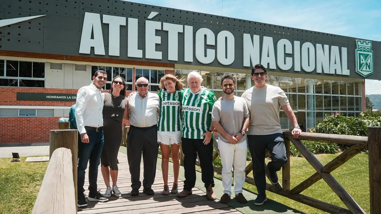¡Visita de lujo en Guarne! Boris Johnson, ex primer ministro británico, se puso la camiseta de Atlético Nacional 2 boris nal2