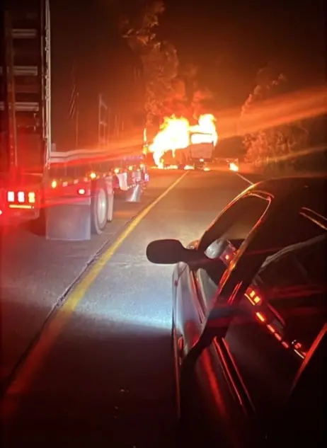 ATENCIÓN: Guerrilla incinera bus de servicio público en la vía La Unión - Sonsón 2 bus en la via la union sonson