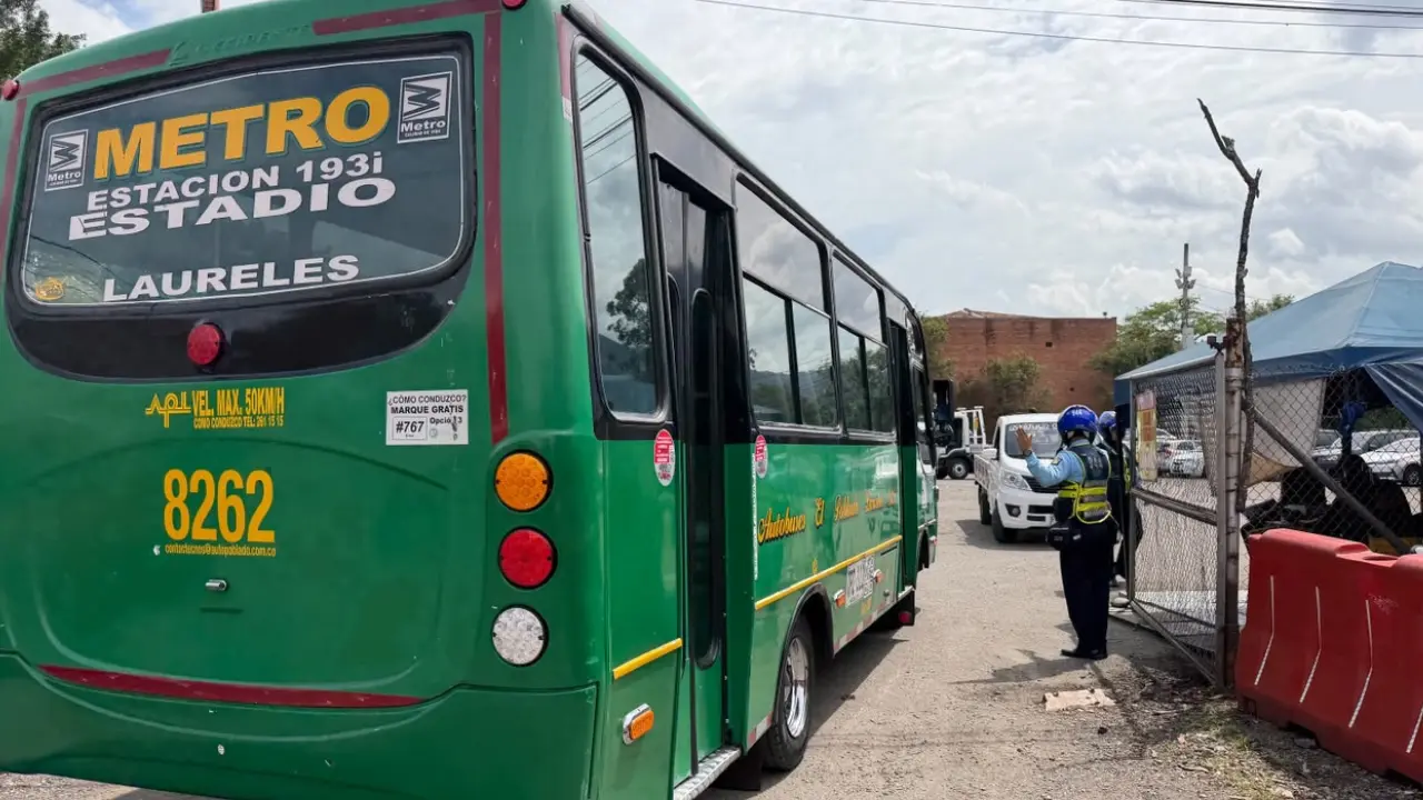¡Le salió caro el lavadito en la calle! Bus terminó inmovilizado en Medellín 2 ¡Le salió caro el lavadito en la calle! Bus fue inmovilizado en Medellín