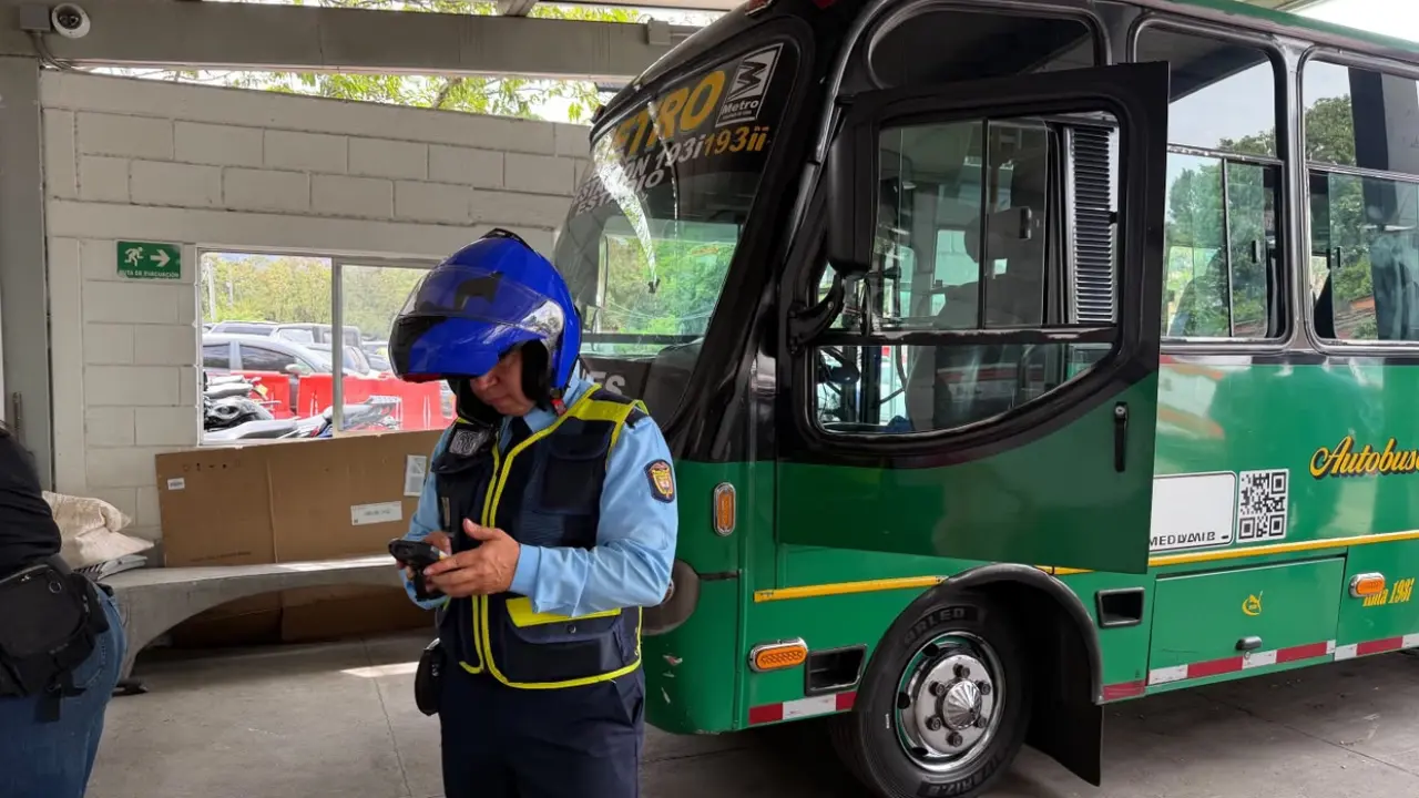 ¡Le salió caro el lavadito en la calle! Bus terminó inmovilizado en Medellín 1 ¡Le salió caro el lavadito en la calle! Bus fue inmovilizado en Medellín