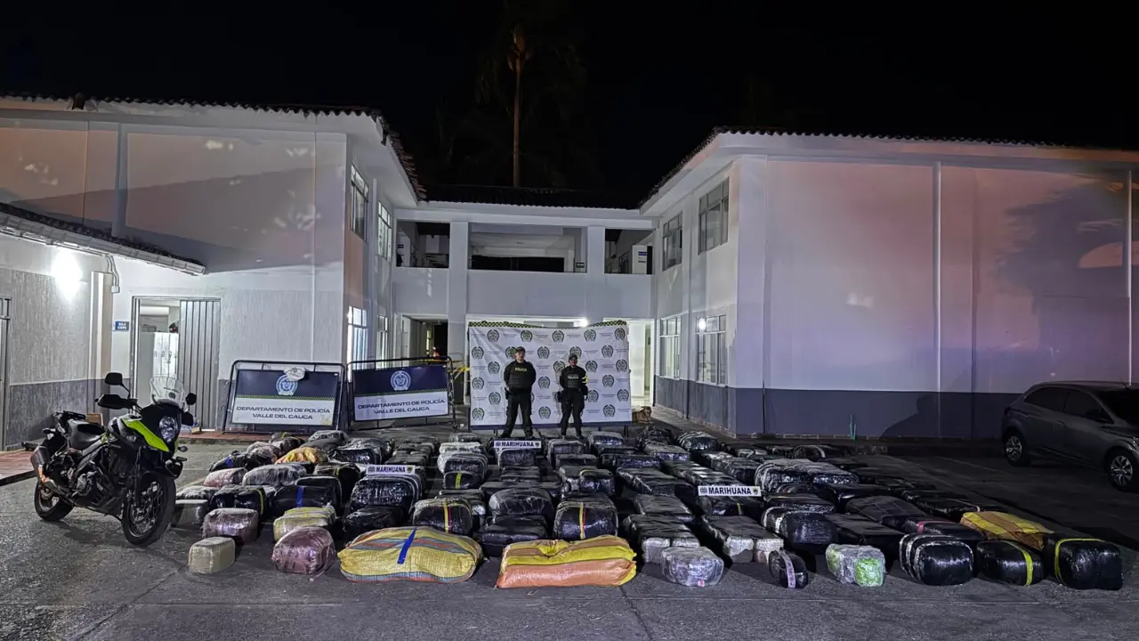 ¡Le pesó la moña! Volcó el camión, dejó al descubierto dos toneladas de marihuana y salió huyendo 1 ¡Le pesó la moña! Volcó el camión, dejó al descubierto dos toneladas de marihuana y salió huyendo