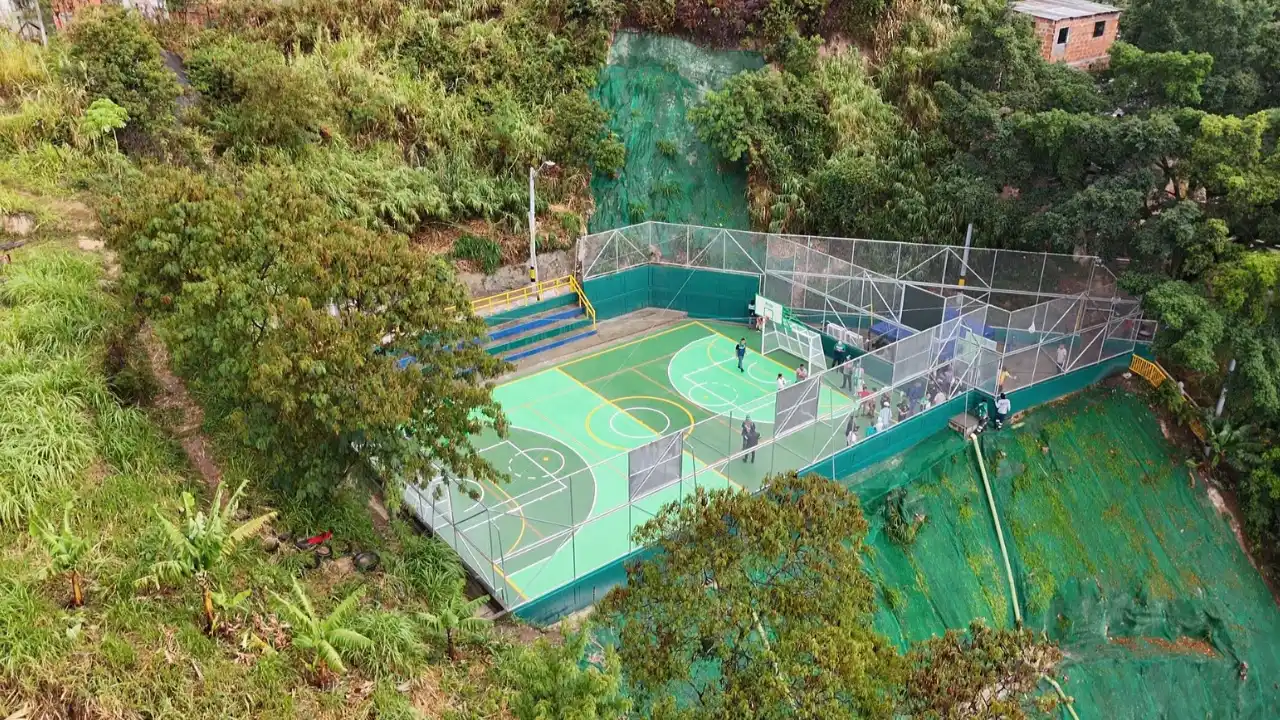 ¡Quedó espectacular! Medellín entregó renovada la cancha El Pozo para el disfrute del barrio 2 ¡Quedó espectacular! Medellín entregó renovada la cancha El Pozo para el disfrute del barrio