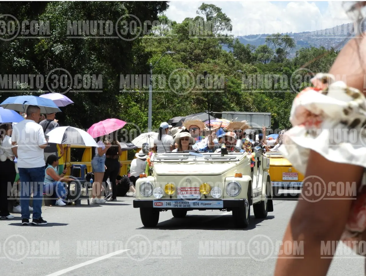«Mujeres al Volante»: Medellín se engalanó con el histórico 29° Desfile de Autos Clásicos y Antiguos 11 carros ant1