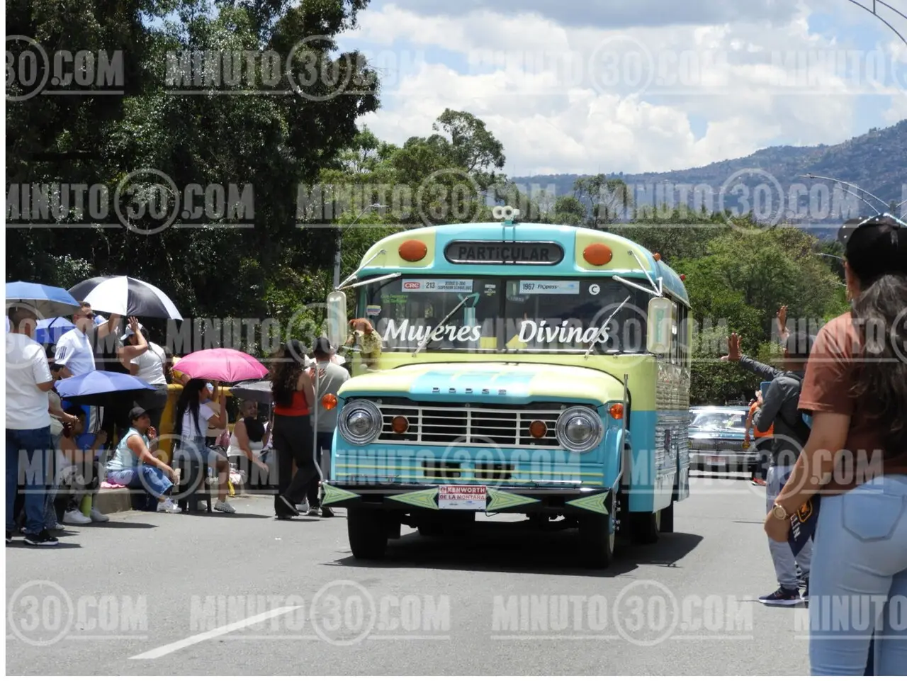 «Mujeres al Volante»: Medellín se engalanó con el histórico 29° Desfile de Autos Clásicos y Antiguos 10 carros ant10
