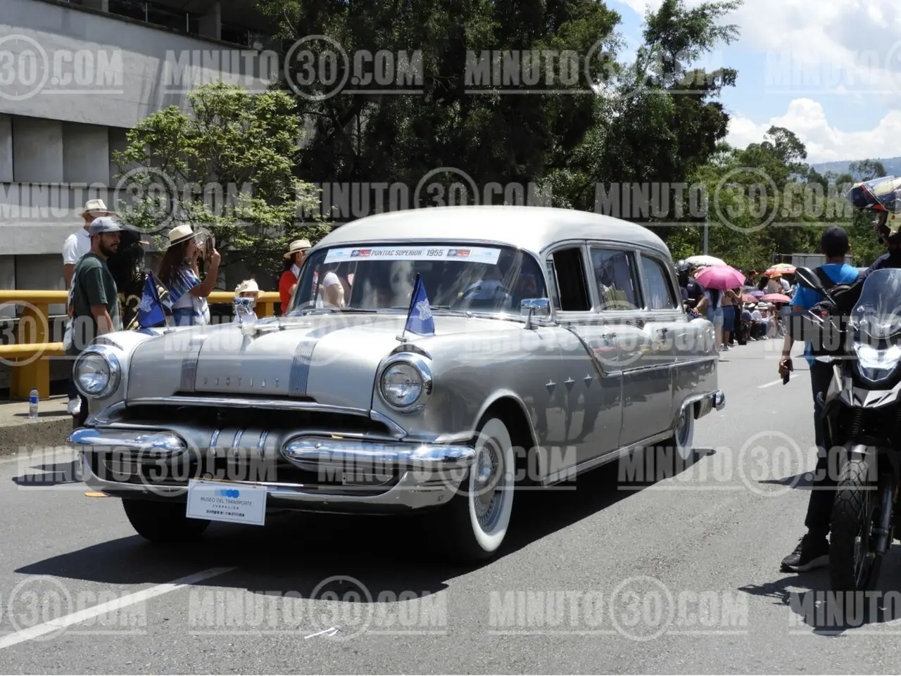 «Mujeres al Volante»: Medellín se engalanó con el histórico 29° Desfile de Autos Clásicos y Antiguos 3 carros ant2