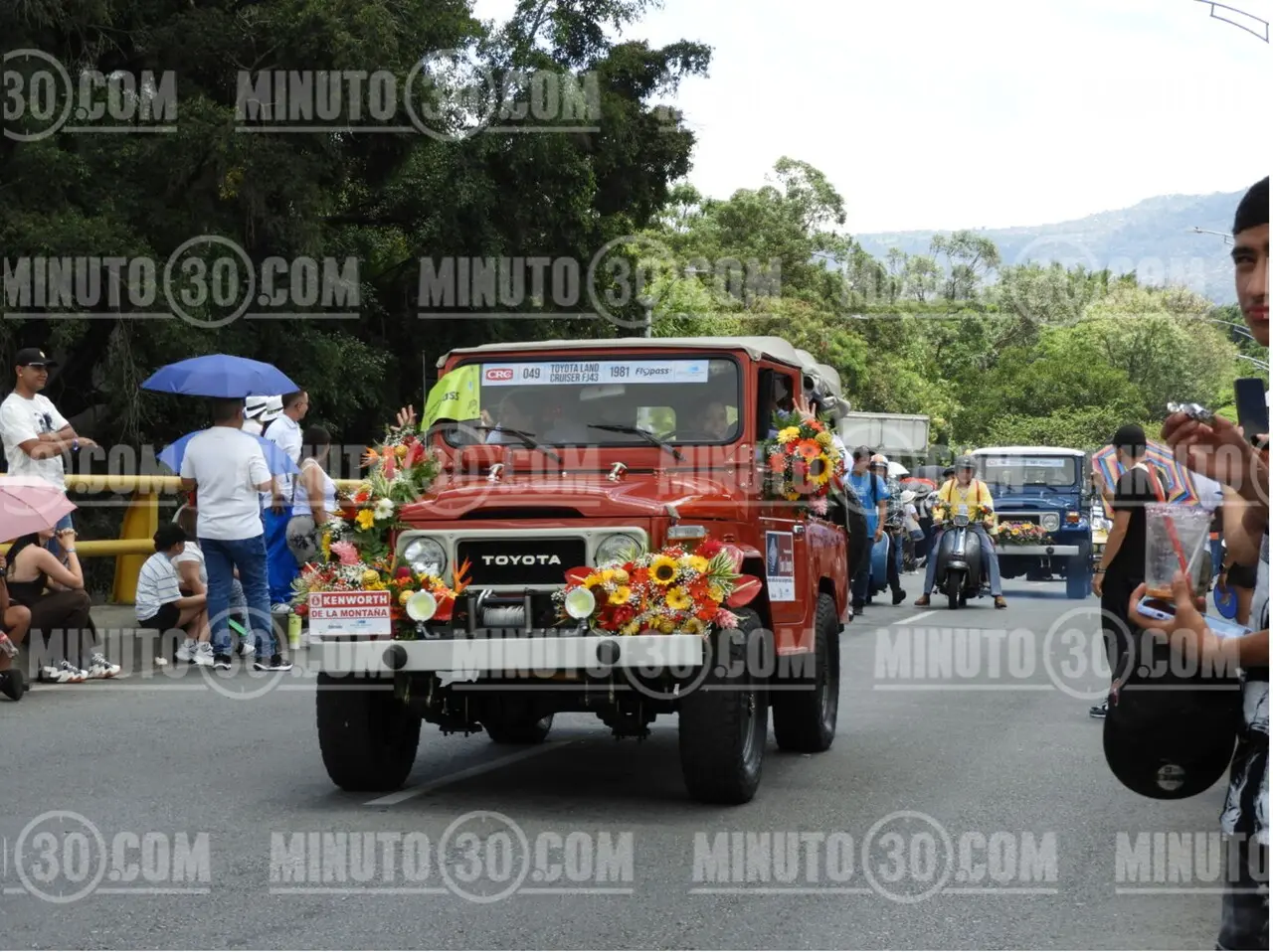 «Mujeres al Volante»: Medellín se engalanó con el histórico 29° Desfile de Autos Clásicos y Antiguos 9 carros ant3