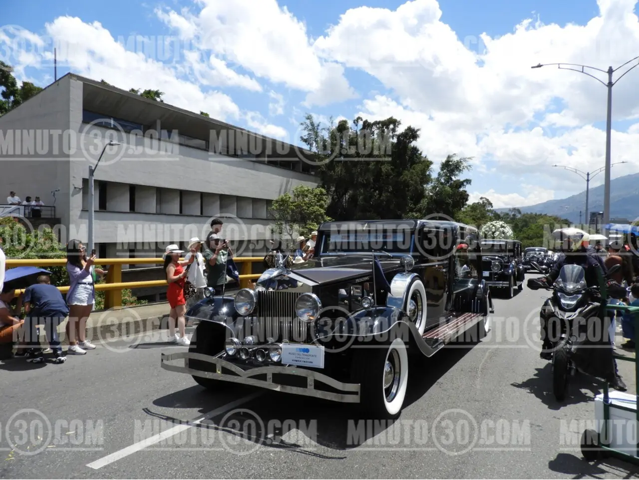 «Mujeres al Volante»: Medellín se engalanó con el histórico 29° Desfile de Autos Clásicos y Antiguos 8 carros ant4