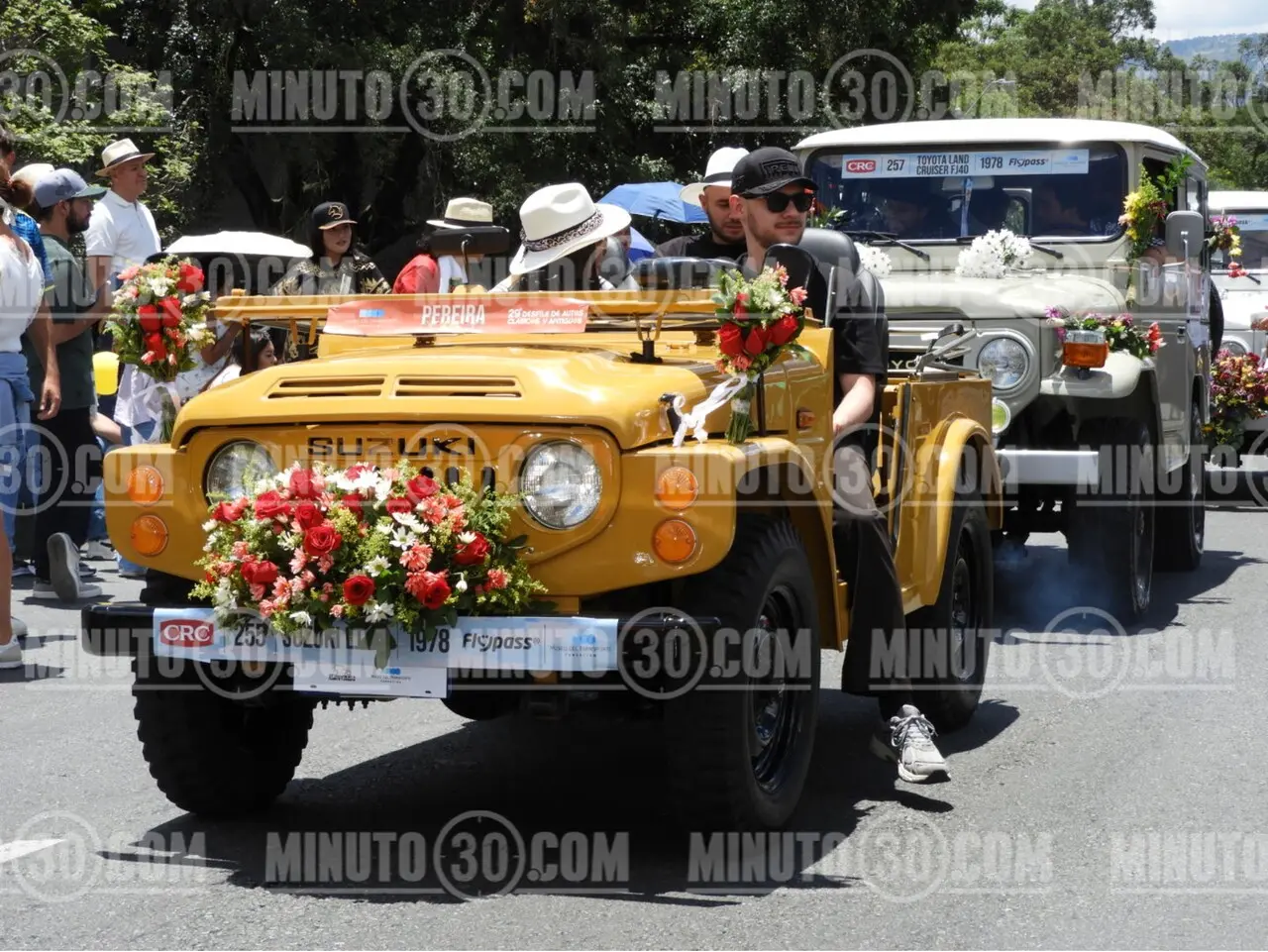 «Mujeres al Volante»: Medellín se engalanó con el histórico 29° Desfile de Autos Clásicos y Antiguos 7 carros ant6
