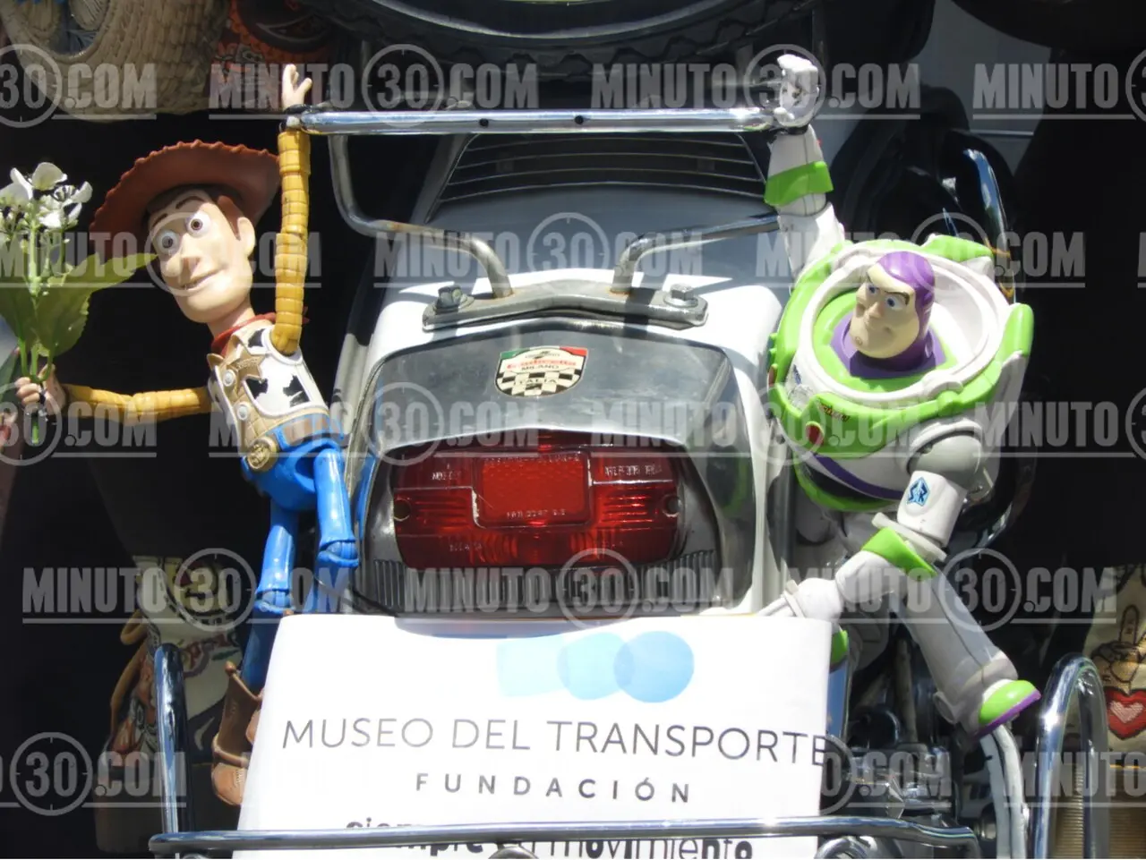 «Mujeres al Volante»: Medellín se engalanó con el histórico 29° Desfile de Autos Clásicos y Antiguos 1 carros ant7