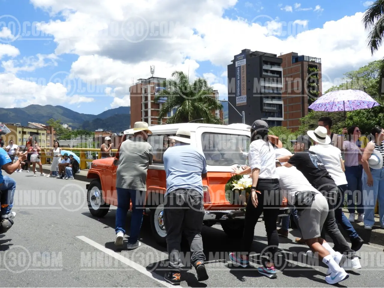 «Mujeres al Volante»: Medellín se engalanó con el histórico 29° Desfile de Autos Clásicos y Antiguos 5 carros ant8