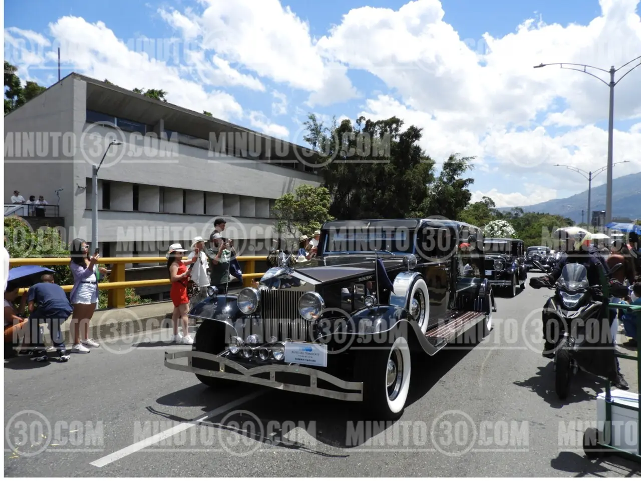 «Mujeres al Volante»: Medellín se engalanó con el histórico 29° Desfile de Autos Clásicos y Antiguos 2 carros ant9