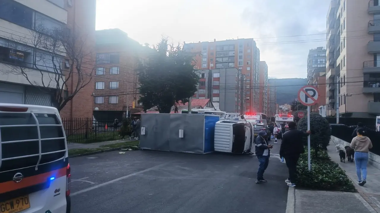 Fuerte choque múltiple dejó camión volcado en Bogotá